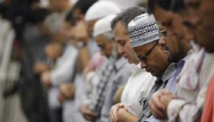 Tata Cara Musafir Shalat Maghrib Bersama Jamaah yang Shalat Isya'