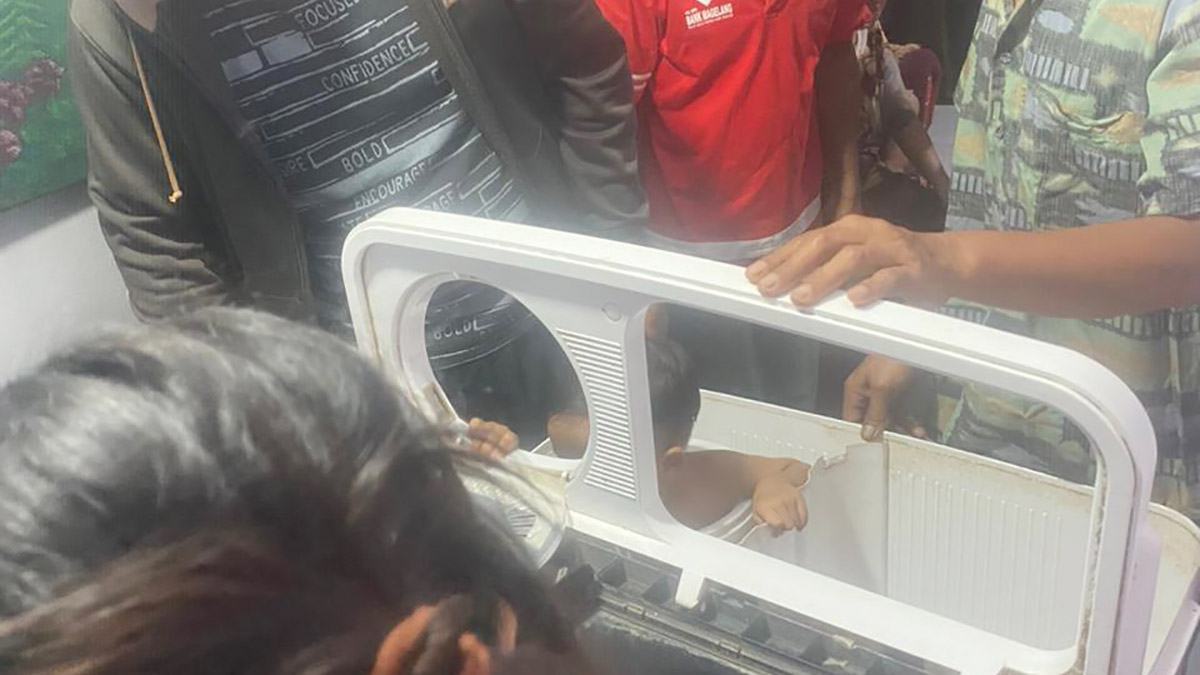 Dramatis, Damkar Kota Magelang Bongkar Mesin Cuci demi Evakuasi Balita yang Terjepit
