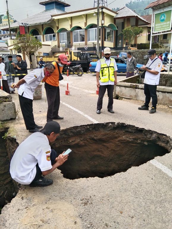  Waspada! Muncul Black Hole di Jalan Alternatif Bojasari, Pemkab Wonosobo Lakukan Penutupan Jalur