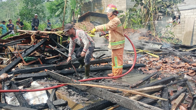 Siang Bolong, Satu Unit Rumah di Wonosobo Hangus Terbakar