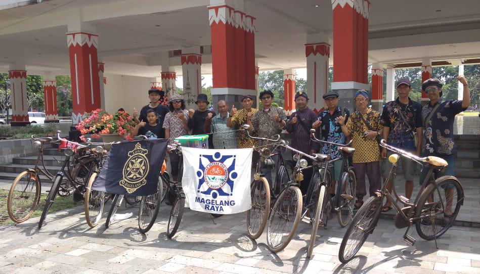 Hari Batik Nasional, Kosti Magelang Raya Kumpul Sedulur Onthel dengan Berbusana Batik