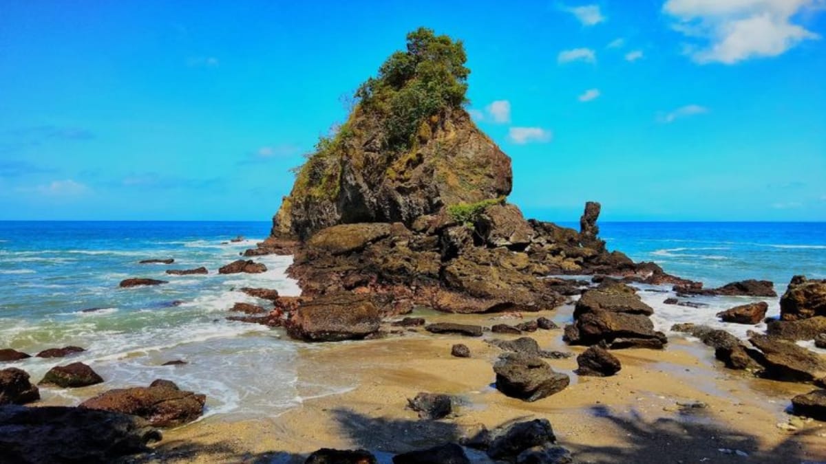 Pantai Karang Agung, Wisata Kebumen dengan Daya Tariknya yang Tak Terduga!