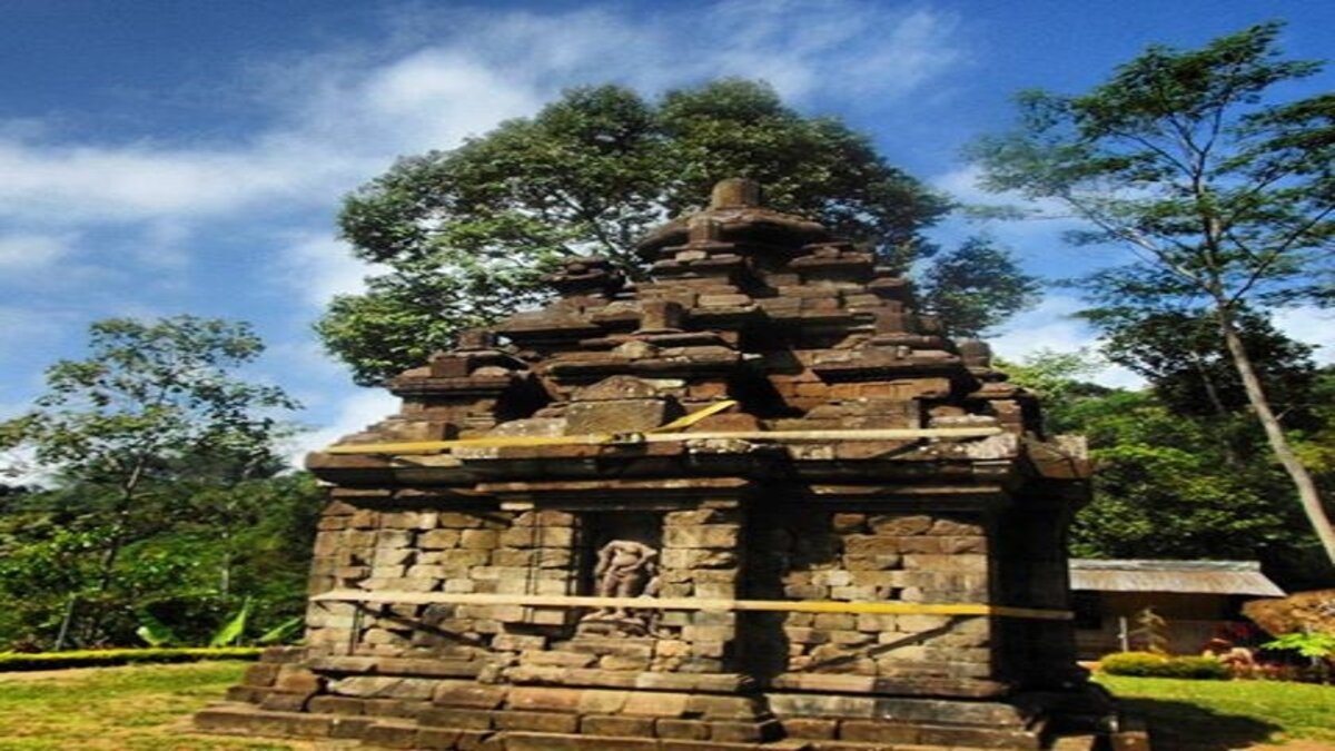 Pesona Candi Selogriyo yang Menyendiri di Bukit Giyanti Windusari Magelang 