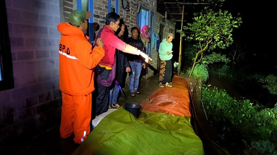 Senderan Setinggi 5 Meter Ambrol di Wonosobo, Timpa Rumah dan Mobil