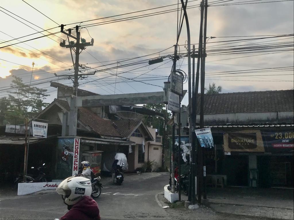 Semrawut, Kabel di Jalan Banyurojo-Purworejo Tidak Beraturan, Warga: Minta Segera Ditertibkan