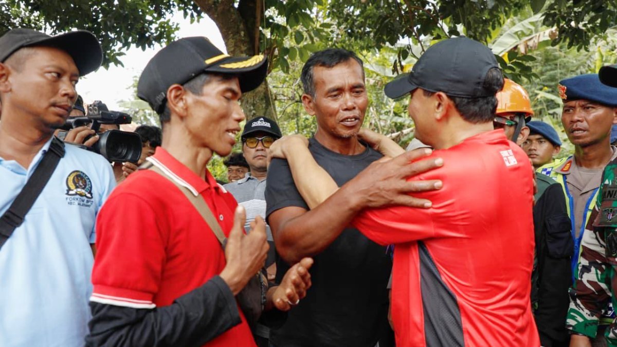 Kisah Lain Longsor Cilacap, Sariman Masih Menunggu Nasib Anak dan Istrinya