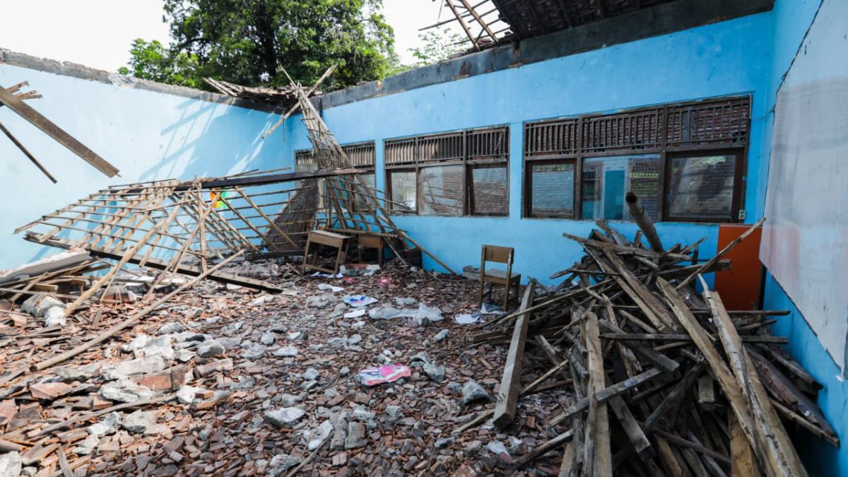 Taj Yasin Gerak Cepat Bantu Perbaikan MTs Muhammadiyah 4 Sragen yang Roboh