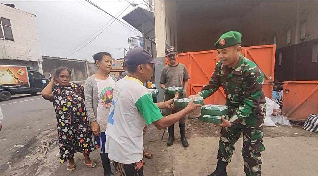 Jelang Berbuka, Kodim Magelang Bagikan Takjil Ke Warga