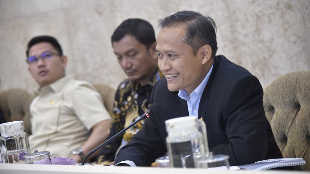 Seragam Training dan Pendidikan di Tengah Jurang Sosial