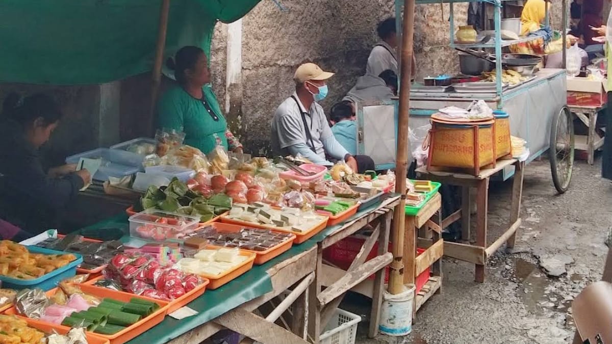 Spot Berburu Takjil Terlengkap! Pasar Entho Parakan Temanggung Jajakan Beragam Makanan Tradisional yang Lezat