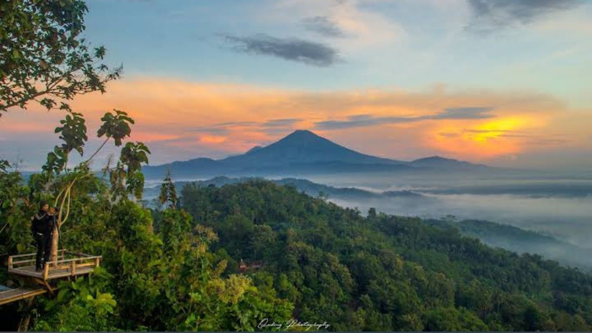 Asyiknya Menikmati Sunrise di Punthuk Kendhil Kamal yang Letaknya Hanya 2 Km dari Candi Borobudur