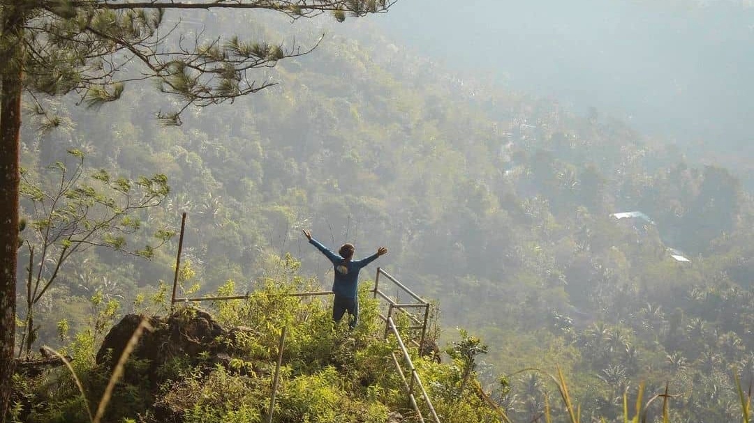 Gunung Kelir Purworejo, Wisata di Perbukitan Menoreh yang Tawarkan Pesona Waduk Sermo!