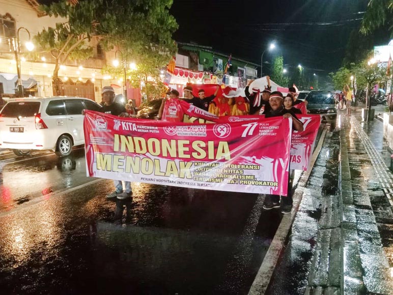 Warga Borobudur Magelang Arak Bendera Merah Putih Sepanjang 100 Meter