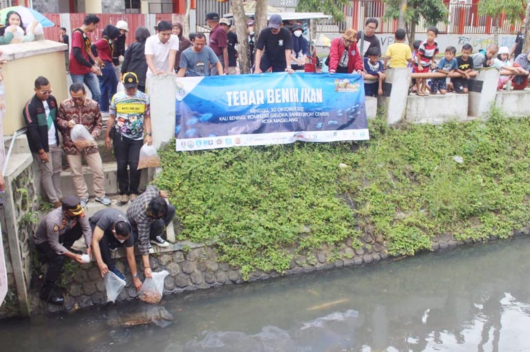 Peringatan 94th Hari Sumpah Pemuda,Tebar 11.000 Benih Ikan di Kali Bening 
