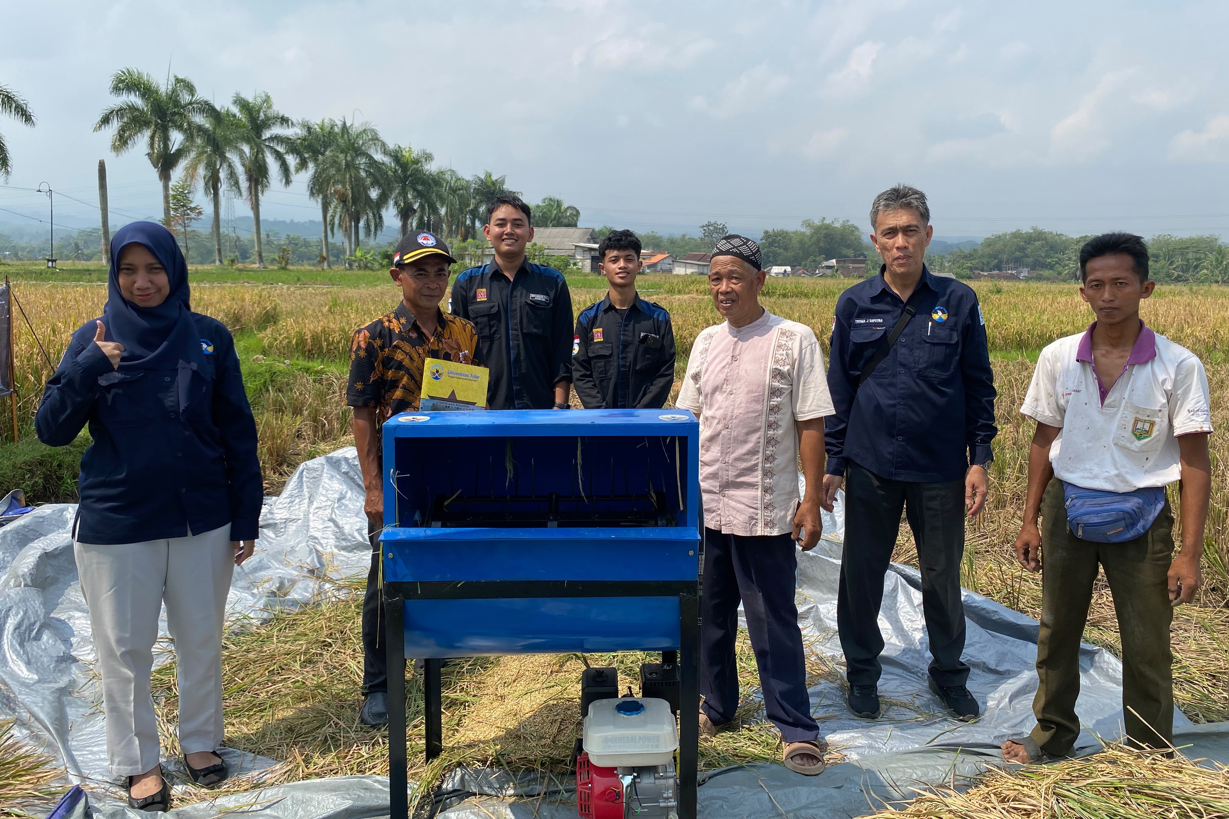 Untidar Bantu Petani Secang Magelang dengan Mesin Perontok Padi Modern