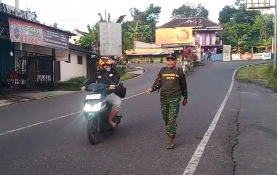 Kerja 36 Tahun, Pensiun TNI Jalan Kaki 183 Km Pulang Kampung, Wonosobo - Solo