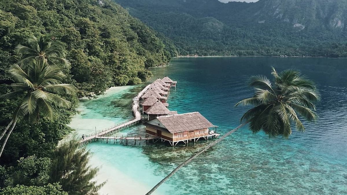 Pantai Ora Maluku: Pantai Dengan Keindahan Bak Surga Dunia!