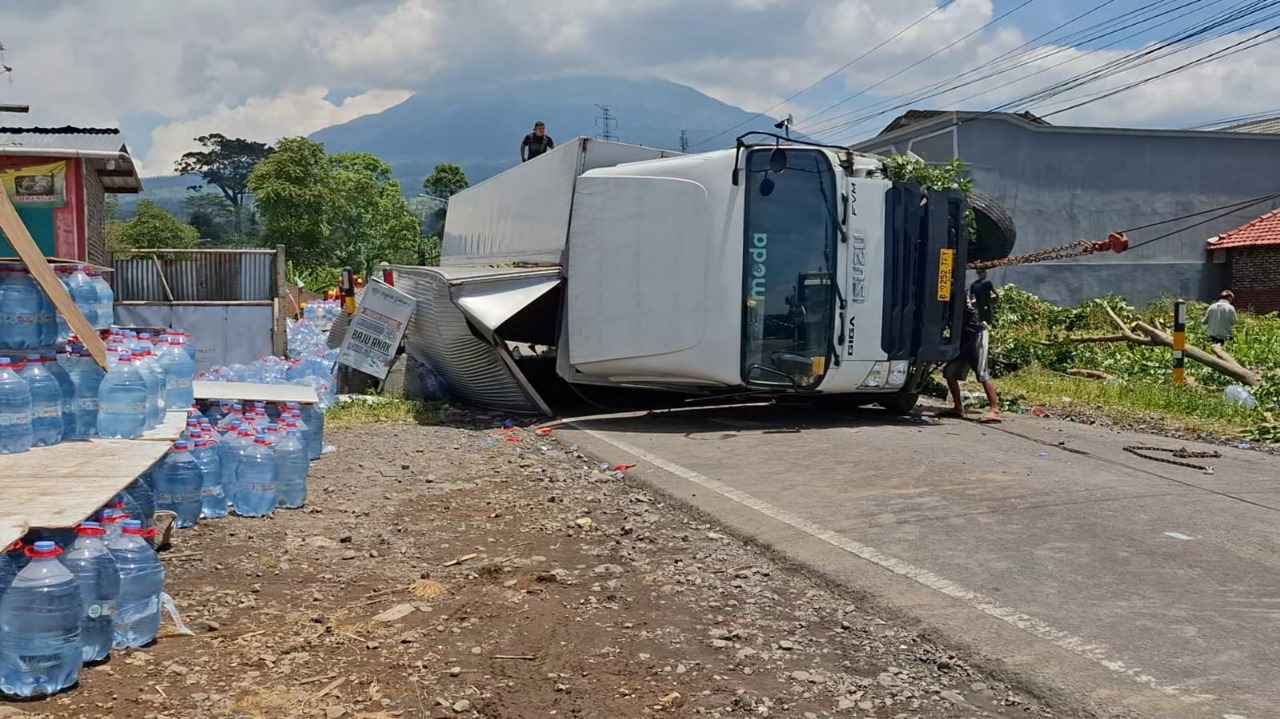 Truk Bermuatan Air Mineral Terguling di Temanggung, Jalur Wonosobo Lumpuh 4 Jam