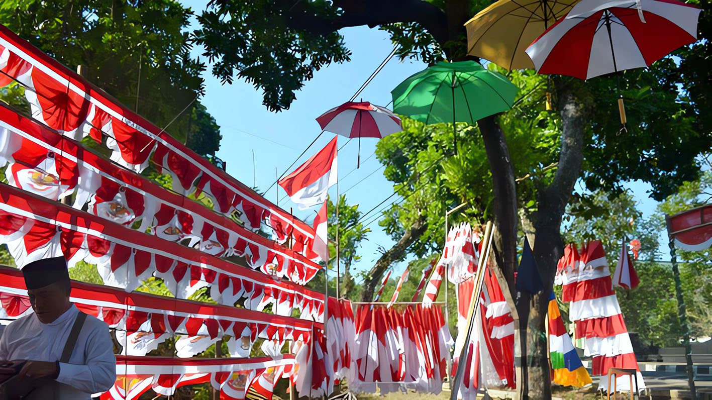 Pernak Pernik Agustusan, Pedagang Bendera Mulai Penuhi Jalanan di Kota Magelang