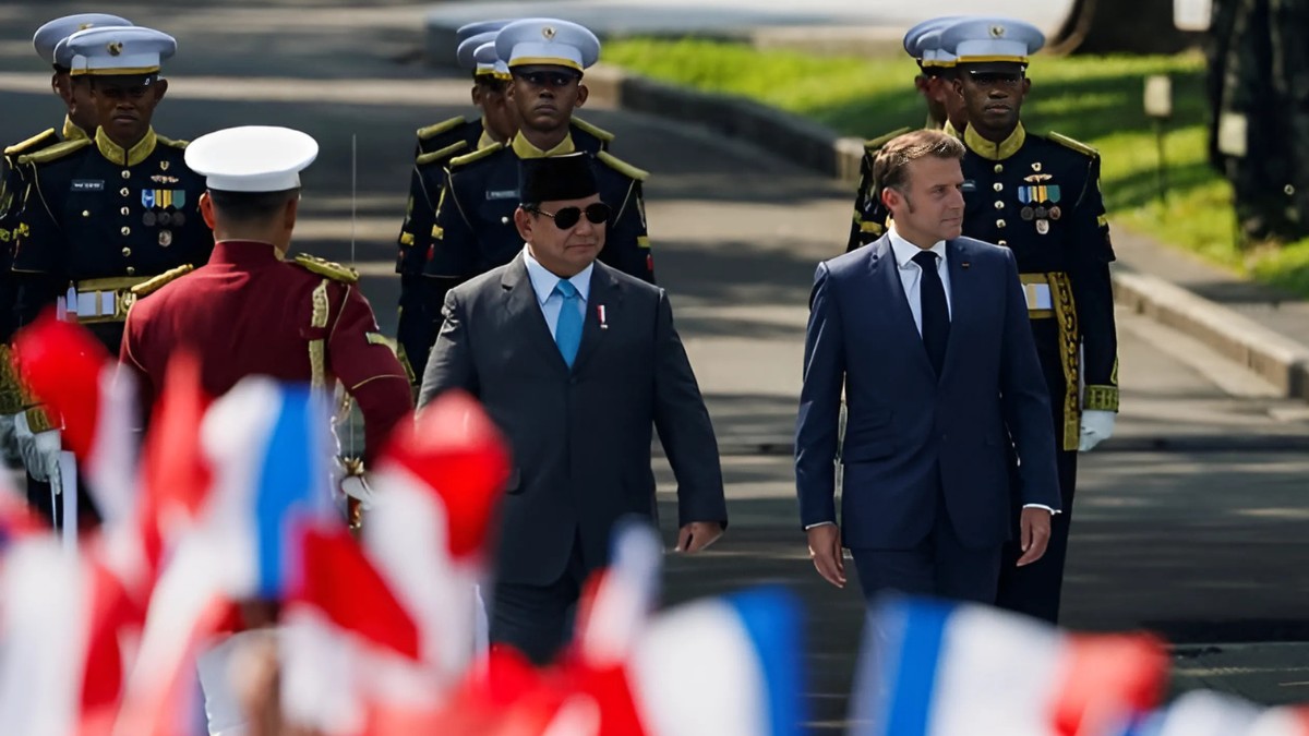 Kala Prabowo Jadi Sopir Presiden Prancis Emmanuel Macron dari Akmil ke Candi Borobudur