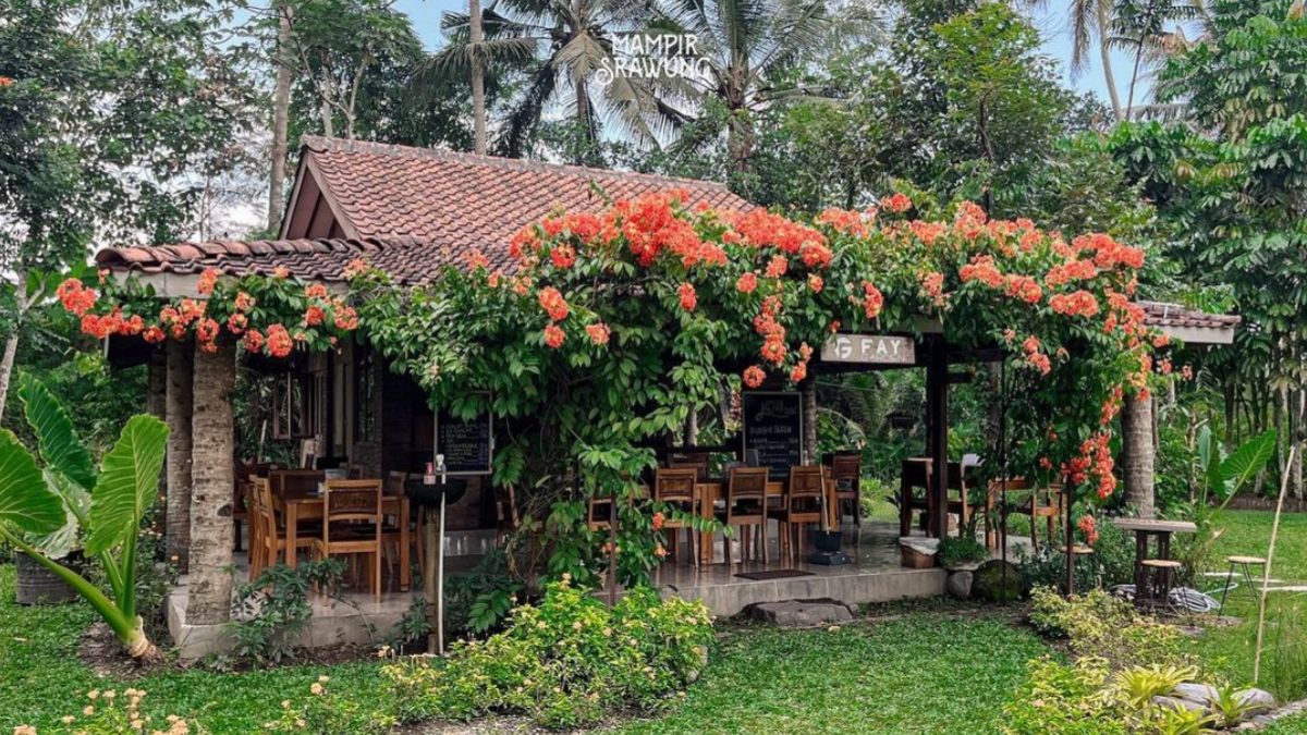 Cafe Magelang di Fay Garden, Kedai Hits Ala Negeri Dongeng dan Wahana Perahunya!