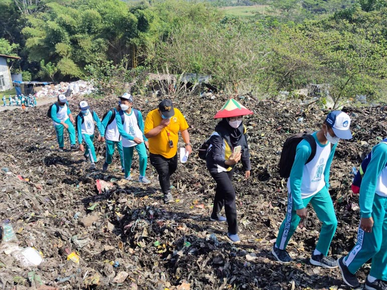SMP Negeri 3 Magelang Ajak Siswa Mendaki Gunung Sampah