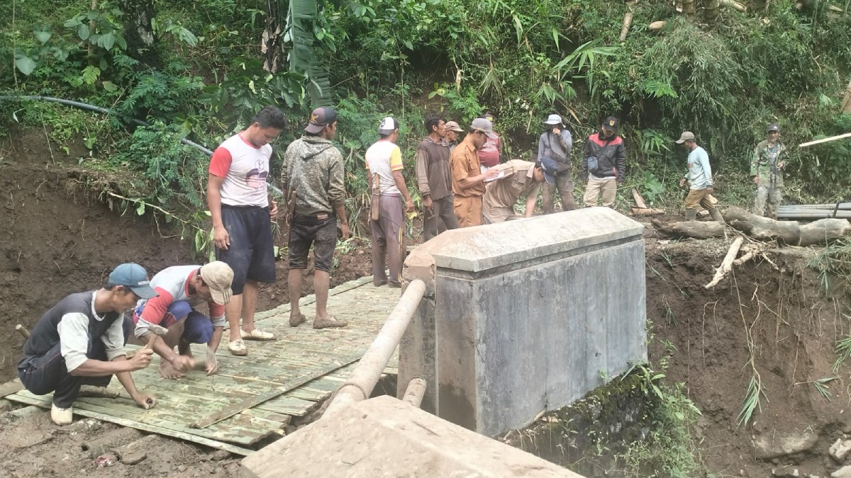 Banjir Bandang Putus Jembatan Dlimas di Grabag Magelang, Akses Ekonomi Warga Lumpuh
