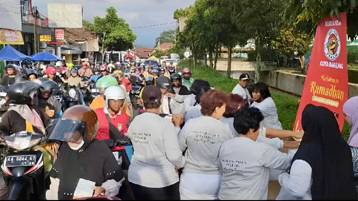 Ratusan Warga Antusias Dapat Takjil Gratis Pandu Joyo Pakem di Kota Magelang