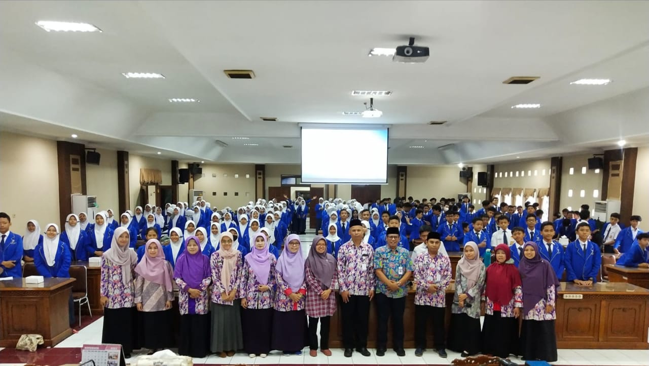 Siswa SMPN 2 Magelang Simulasi Sidang di Gedung DPRD Kota Magelang