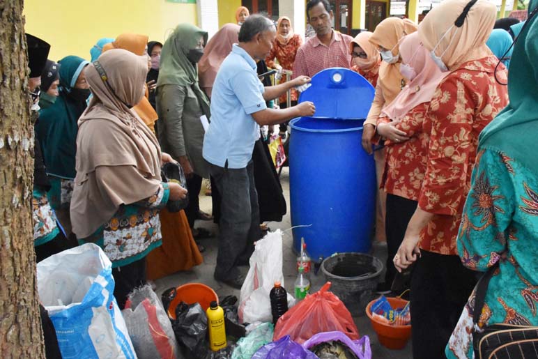 Perempuan Dadirejo Dilatih Bikin Pupuk Organik dari Nahan Sampah