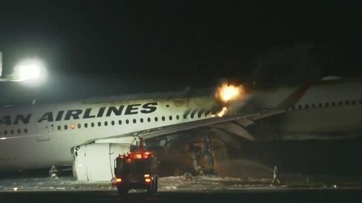 BREAKING NEWS! Pesawat Japan Airlines Alami Insiden Tabrakan di Bandara Haneda Tokyo
