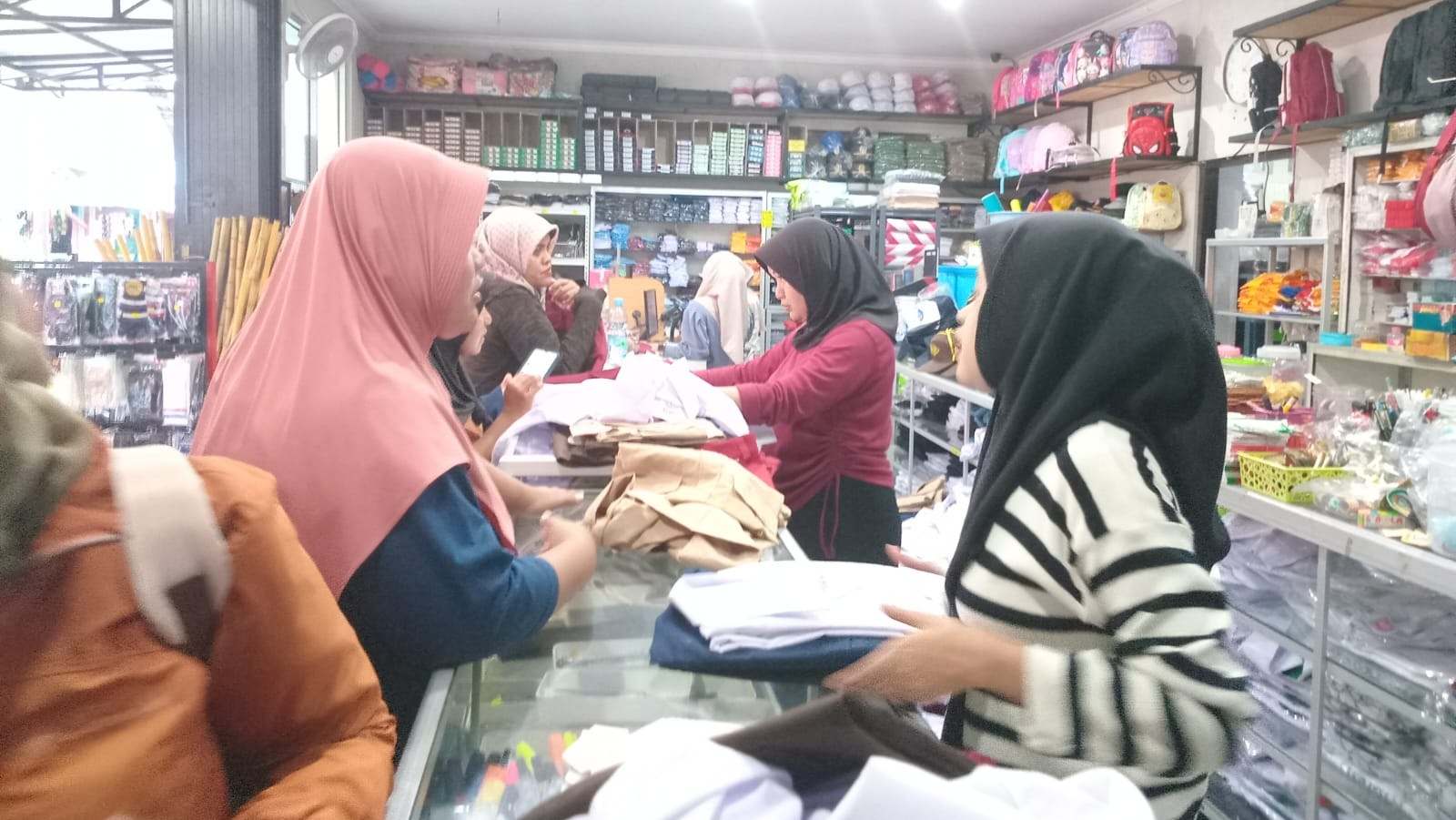 Memasuki Ajaran Baru, Toko Seragam Sekolah di Kota Magelang Diserbu Pembeli