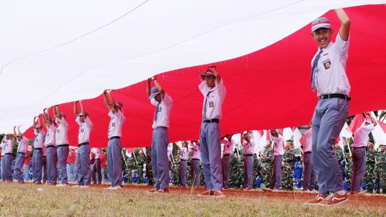 2.000 Siswa di Temanggung Kibarkan Bendera Merah Putih Raksasa di Alun-alun