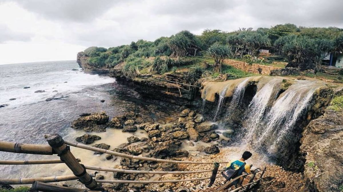 Pantai Jogan: Perpaduan Air Terjun dan Birunya Air Laut yang Mempesona di Gunungkidul, Yogyakarta