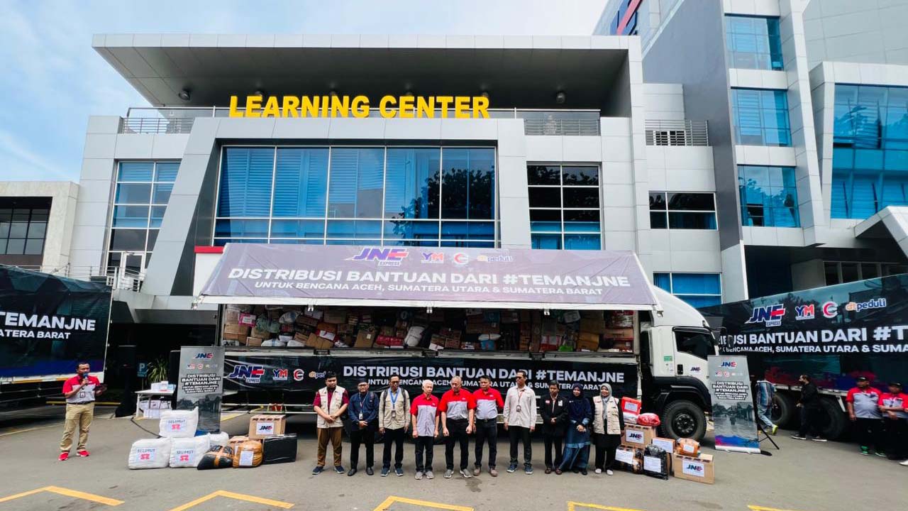 JNE Salurkan Lebih dari 500 Ton Bantuan untuk Korban Bencana Sumatera