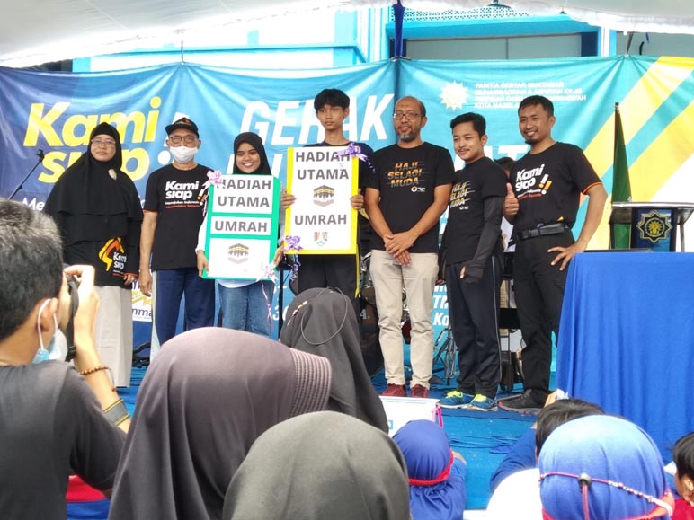 Raih Hadiah Umroh Jalan Sehat Muhammadiyah, Lia dan Fadel Sujud Syukur 