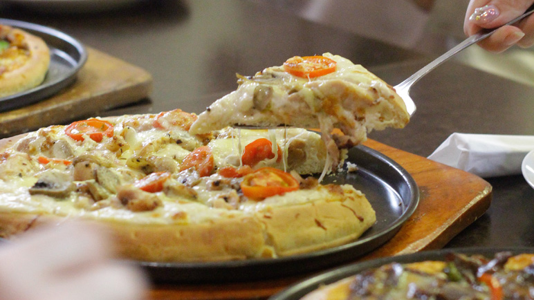 Sambut HUT RI Ke-79, Bond Cafe and Bakery Beri Diskon Khusus untuk Pizza dan Red Velvet Cake