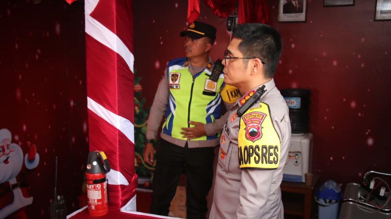 Pastikan Keamanan Nataru, Kapolresta Magelang Cek Pospam dan Kunjungi Gereja