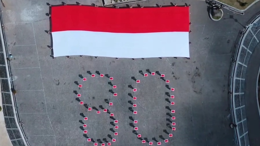 Polres Temanggung Bentangkan Bendera Merah Putih Raksasa di Embung Bansari