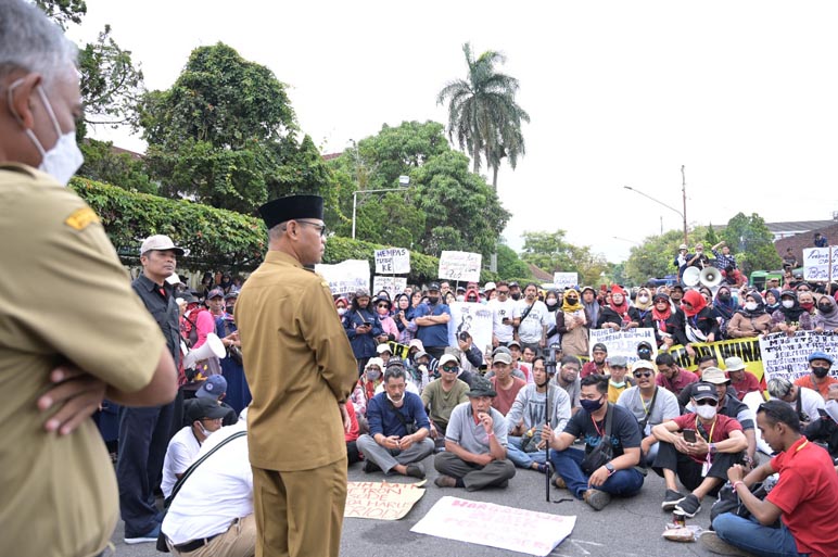 Pedagang Pasar Ngadirejo Geruduk Kantor Bupati, Tuntut Perbup 117 Dicabut