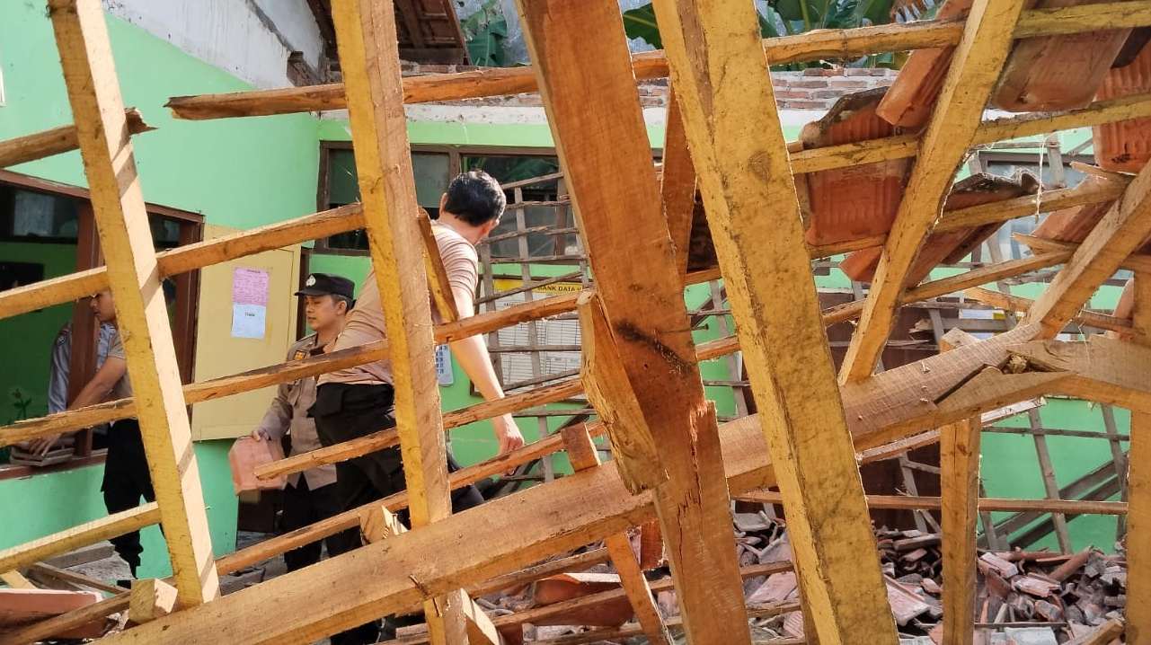 Atap Ruang Kelas SDN Secang 3 Magelang Roboh Akibat Bangunan Lapuk