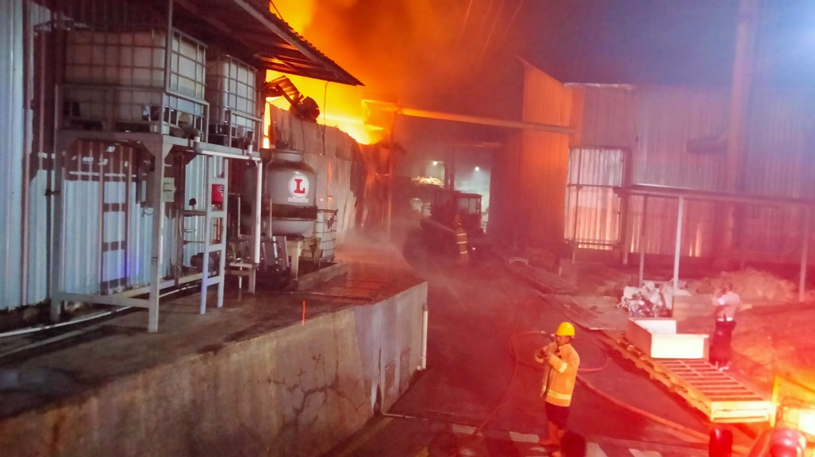 Percikan Api Las Sebabkan Pabrik Kayu di Wonosobo Terbakar