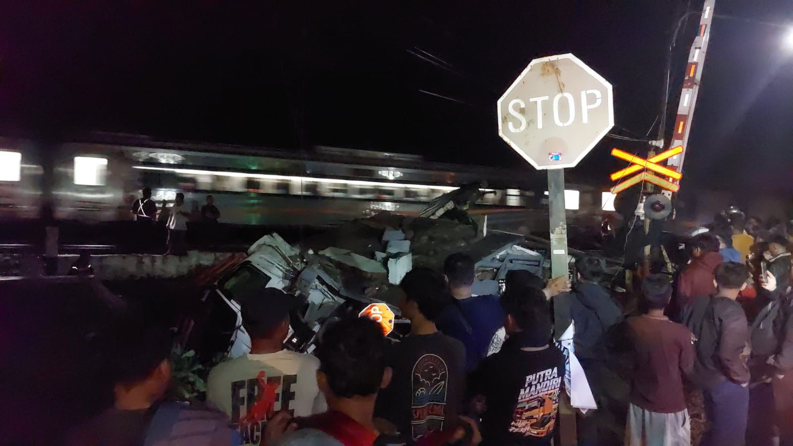 Truk Mogok di Perlintasan Kebumen Tabrakan dengan KA Gajayana, Jalur Kereta Sempat Lumpuh 5 Jam