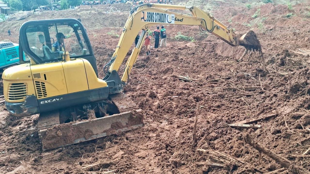 Pencarian Korban Longsor Desa Cibeunying Cilacap, Alat Berat Kembali Dikerahkan