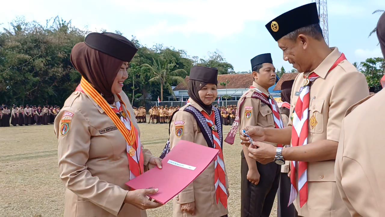 13 Pramuka Dewasa Kwarcab Purworejo Terima Lencana Melati