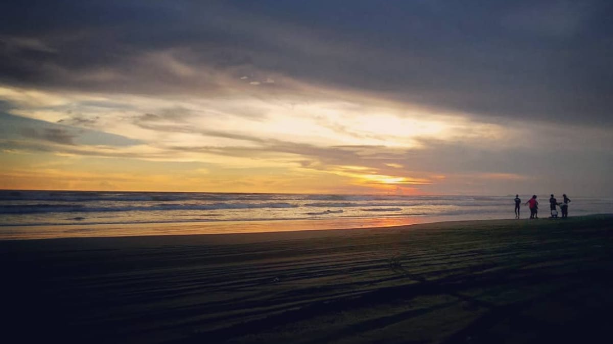 Dikelilingi Hutan Jati, Pesona Wisata Populer Pantai Logending Kebumen Yang Patut Untuk Dikunjungi!