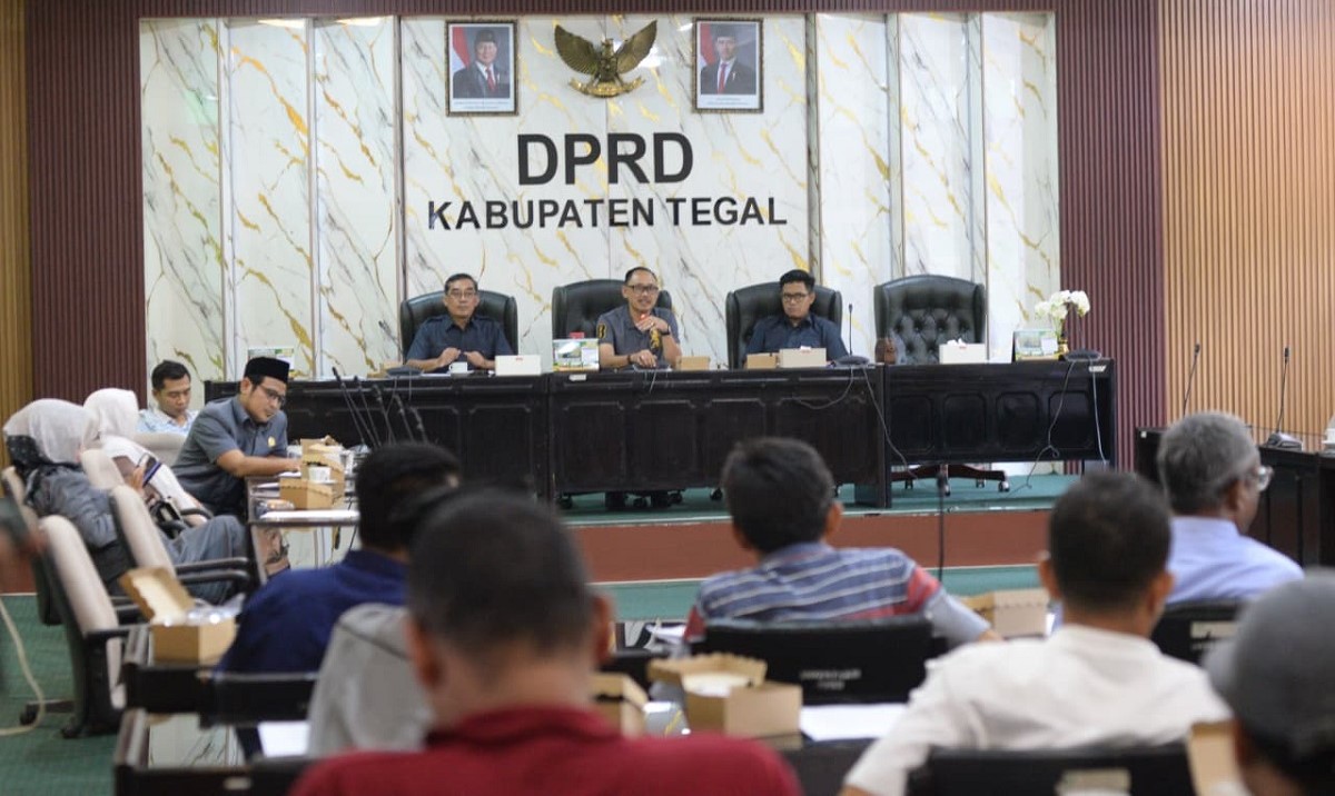 Pedagang Margasari Geruduk DPRD! Pasar Sepi, Pedagang Liar Merajalela