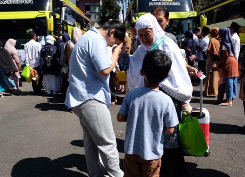 Pecah, Tangis Ribuan Keluarga Jemput Jamaah Haji di Pendopo Temanggung