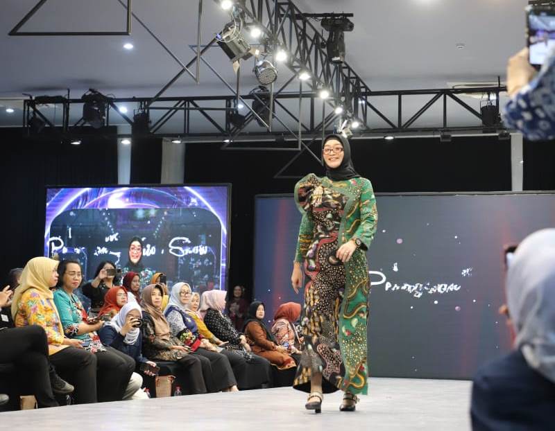 Batik Adipurwo Purworejo Warnai Fashion Show Dekranasda Jateng