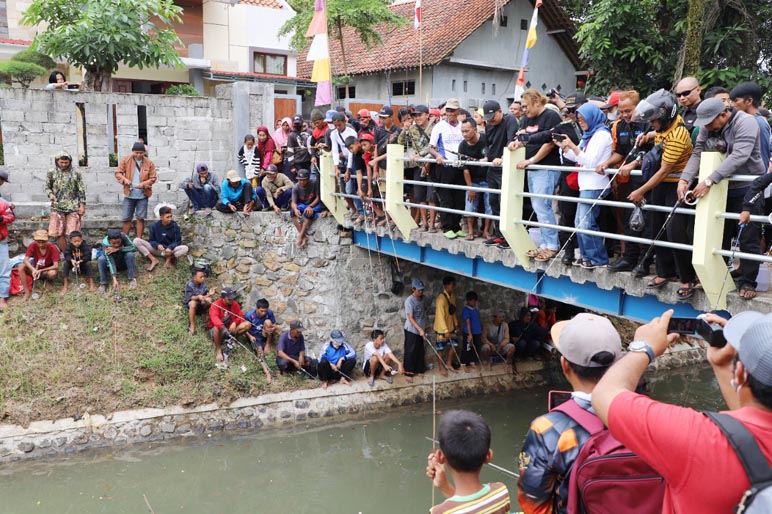 Meriahnya! Ribuan Pemancing di Purworejo Berebut 1 Ton Lele dan Uang 10 Juta